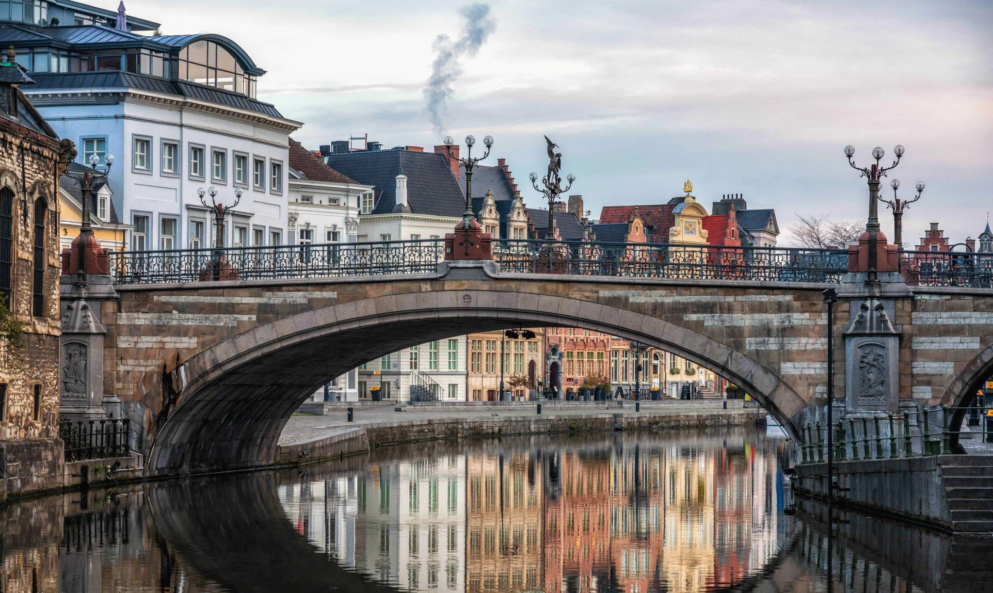 naadloos historische brug gent ochtendlicht behang op maat