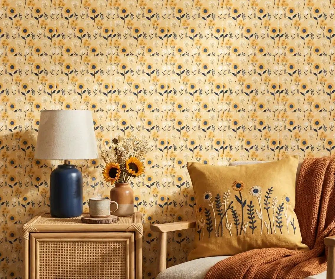 gele zonnebloemen en witte madeliefjes op pastelgeel behang op maat