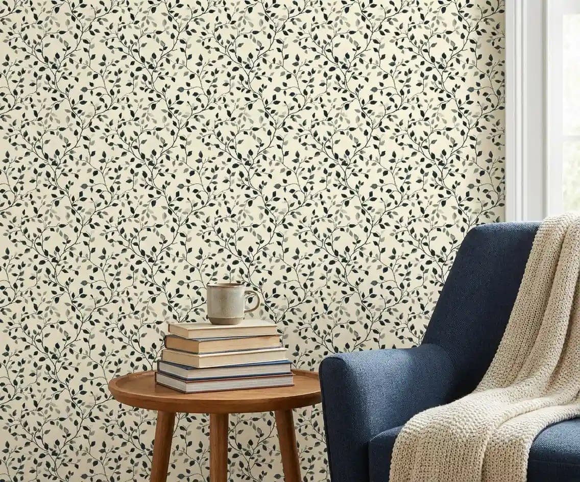 donkergroene botanische takkentwist op crème behang in beige — naadloos op maat geprint
