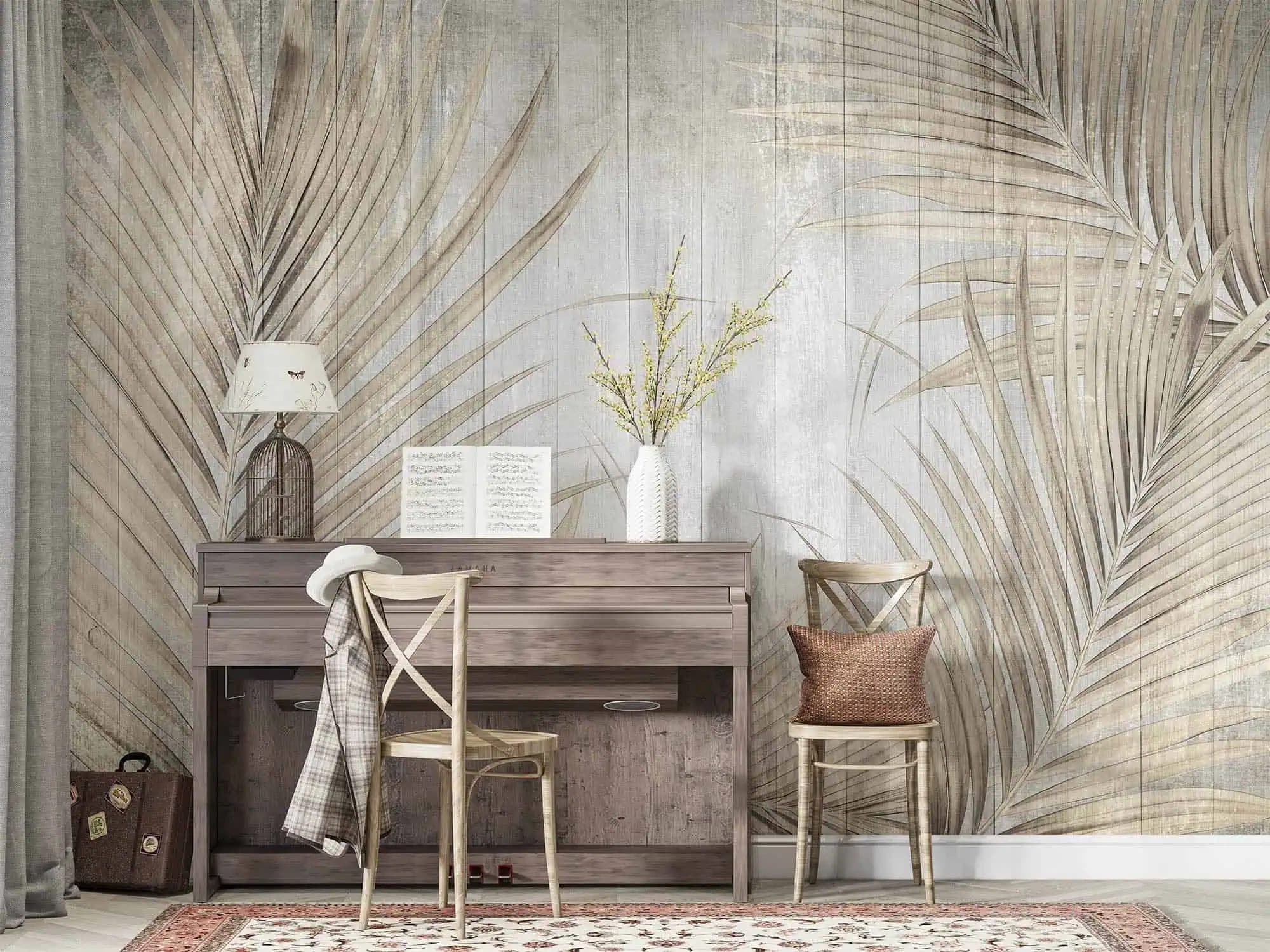 botanische palmbladeren op verweerde houtlook behang op maat in beige en bruin