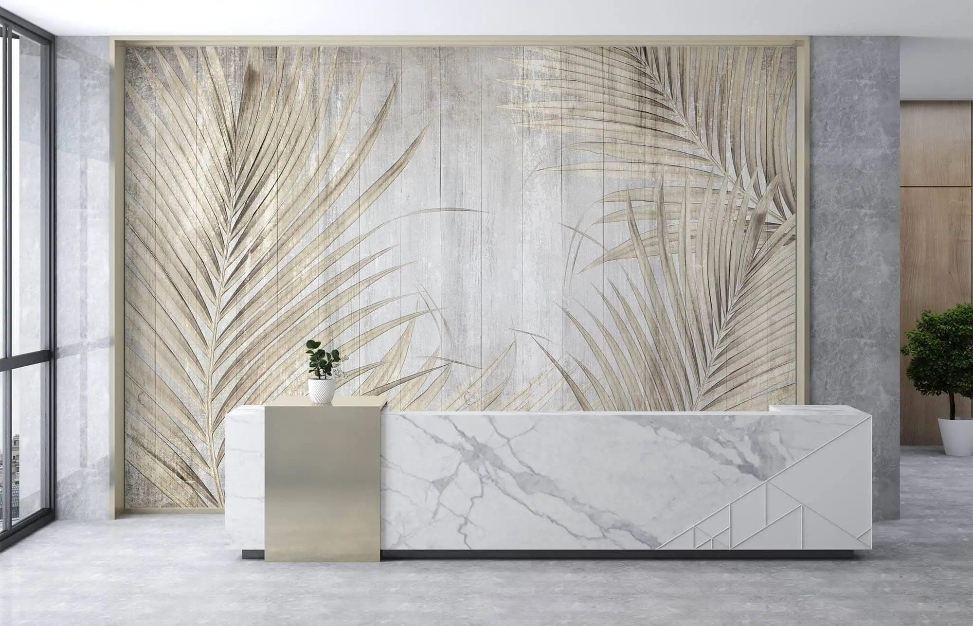 botanische palmbladeren op verweerde houtlook behang in beige en bruin