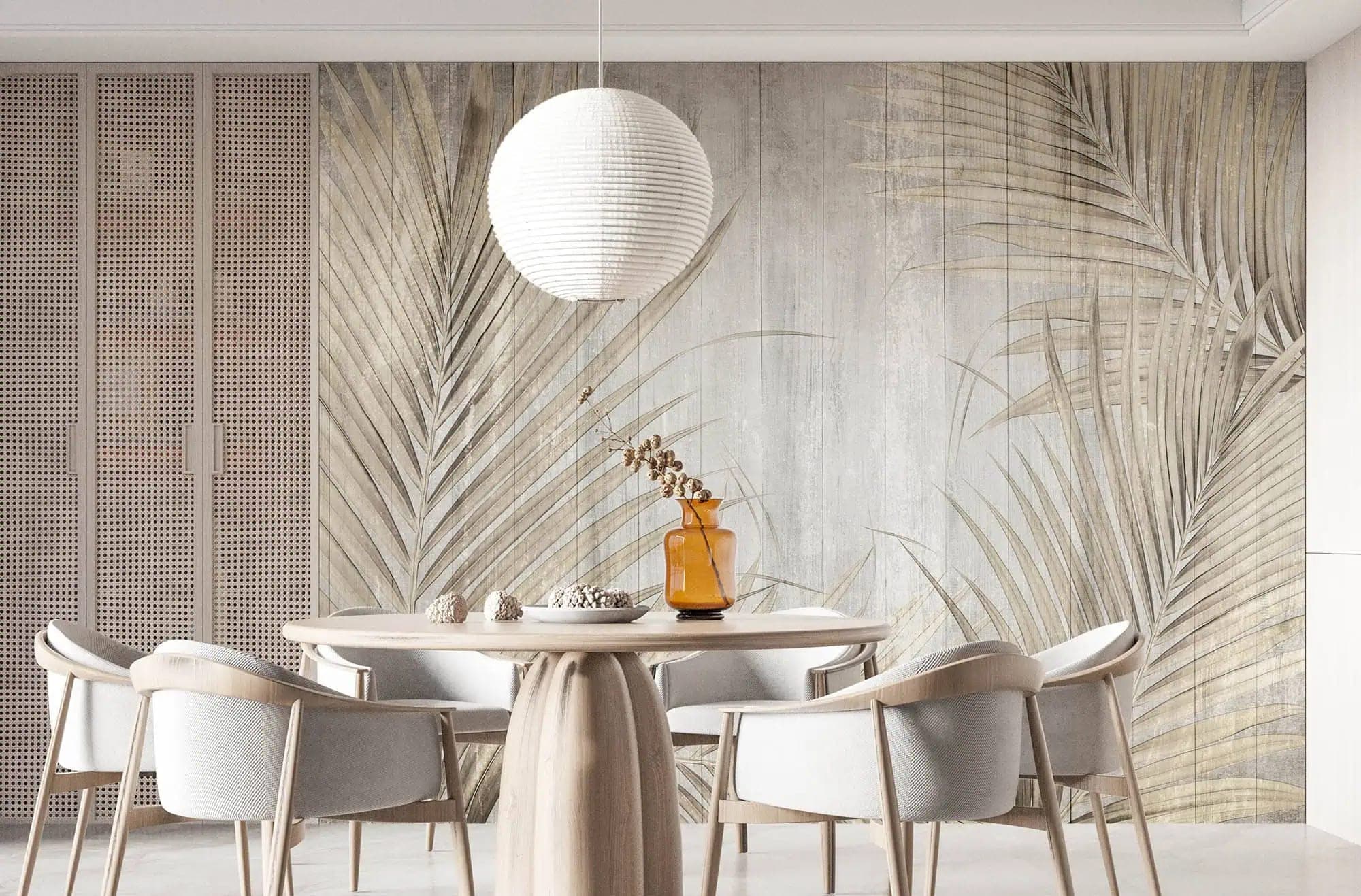 botanische palmbladeren op verweerde houtlook behang op maat in beige en bruin