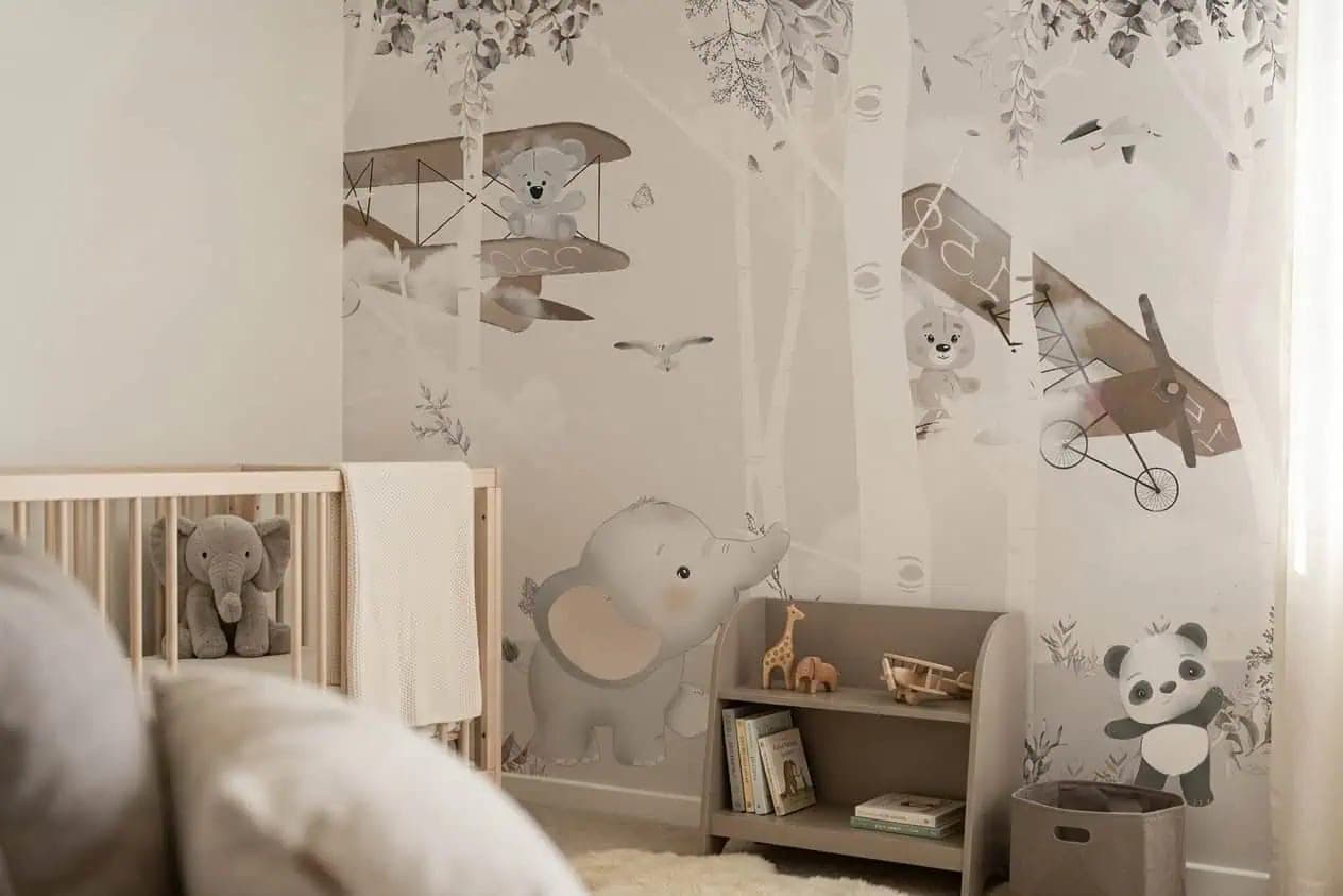 babykamer dieren en vliegtuigen zachte neutrale tinten behang op maat in beige
