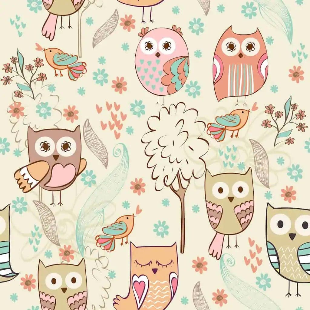 Behang met Uiltjes en Vogels in Pastel op Crème Achtergrond