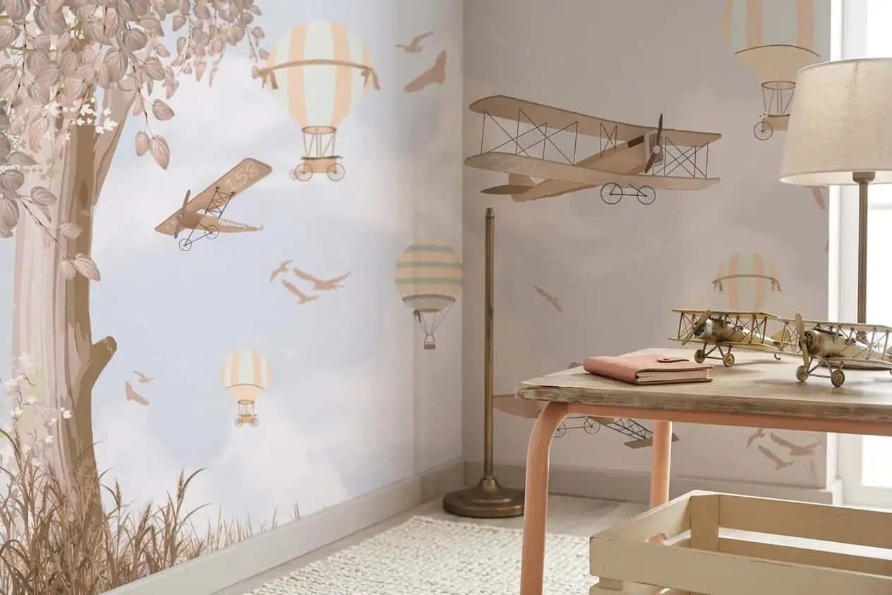luchtballonnen en vintage vliegtuigen zachte beige tinten behang — naadloos op maat geprint