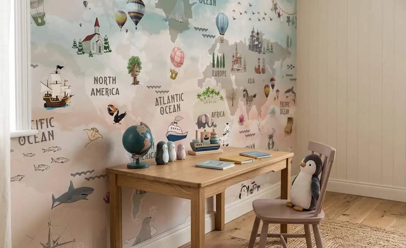 naadloos wereldkaart dieren en luchtballonnen pastelkleuren behang op maat