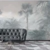 mistig jungle behang achter donkergrijze bank in woonkamer