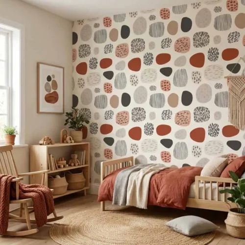 abstract behang terracotta achter houten bedjes in kinderkamer