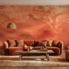 abstract behang terracotta achter bank in warme woonkamer