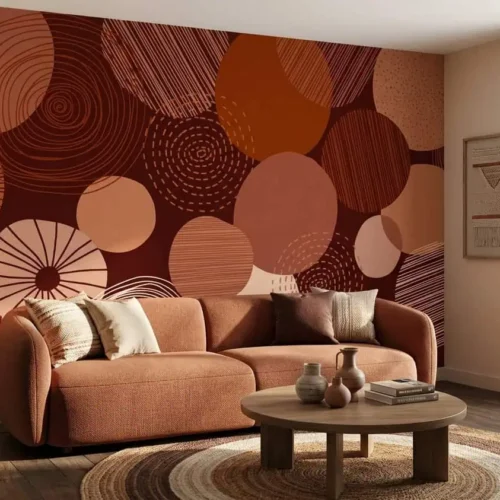 abstract behang terracotta achter bank in warme woonkamer