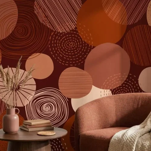 abstract behang terracotta achter fauteuil in zithoek woonkamer