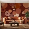 abstract behang terracotta achter bank in lichte woonkamer
