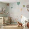 babykamer behang bosdieren ballon achter houten ledikant in kinderkamer