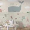 babykamer behang walvis achter kindertafel en stoeltjes in kinderkamer