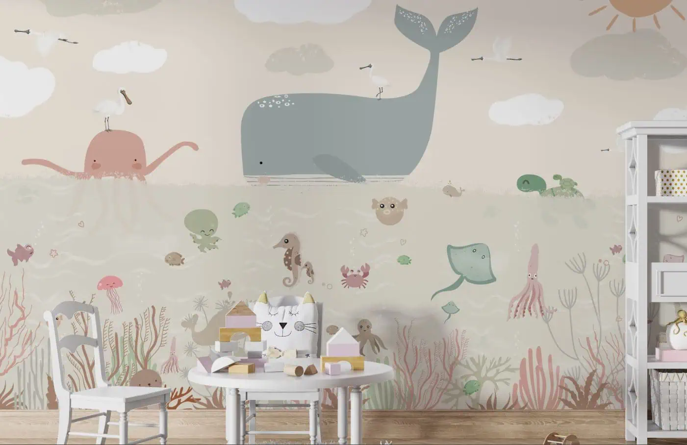 babykamer behang walvis achter kindertafel en stoeltjes in kinderkamer