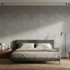 koel grijs betonlook behang achter bed in moderne slaapkamer