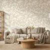 zandbeige bladeren behang achter bank in lichte woonkamer