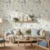 Scandinavisch blauw bloemen behang achter bank in lichte woonkamer