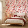 bloemen behang rood aquarel achter bed in lichte slaapkamer