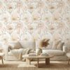 zacht beige en perzik bloemen behang achter bank in lichte woonkamer