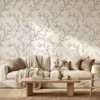 licht beige bloesem behang achter bank in een lichte woonkamer