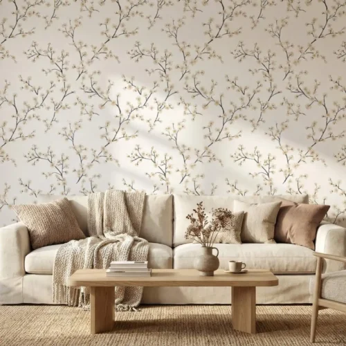 licht beige bloesem behang achter bank in een lichte woonkamer