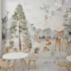 dieren behang kind kamer bergen pastel achter kinderstoelen en tafel in kinderkamer