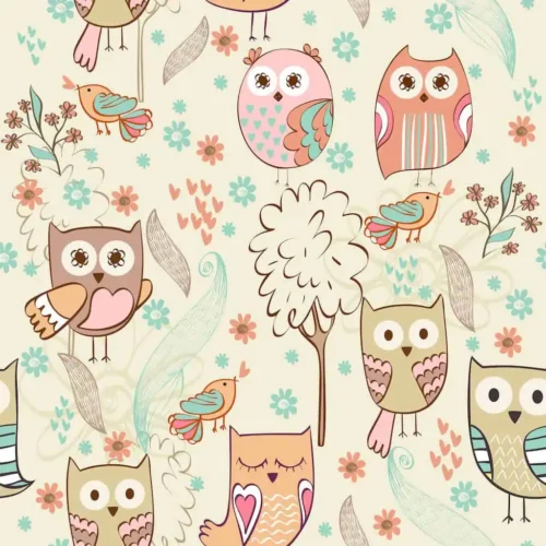 dieren behang uiltjes pastel crème met speelse uiltjes en vogels op lichte achtergrond