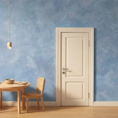 lichtblauw wolkachtig betonlook behang in de eetkamer