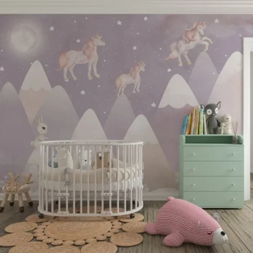 kinderkamer behang eenhoorns paars achter ronde wieg in babykamer