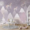 kinderkamer behang eenhoorns paars achter speelgoedtafel in lichte kinderkamer