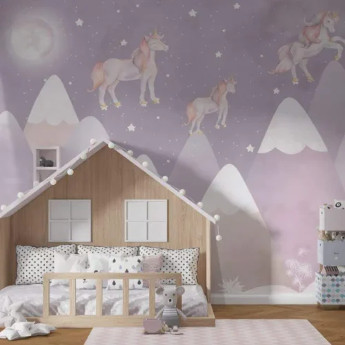 kinderkamer behang eenhoorns paars achter houten huisbed in kinderkamer