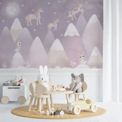 kinderkamer behang eenhoorns paars achter ronde speeltafel en speelgoed in kinderkamer