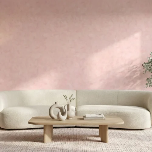 poederroze betonlook behang met wolkachtige textuur in de woonkamer