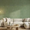 olijfgroen betonlook behang met warme structuur in de woonkamer
