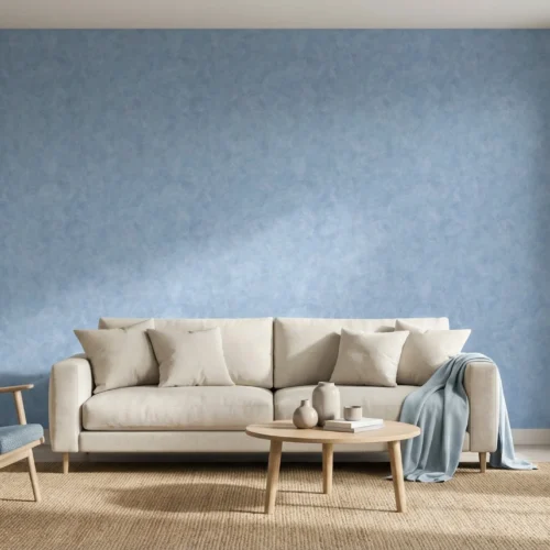 lichtblauw wolkachtig betonlook behang in de woonkamer