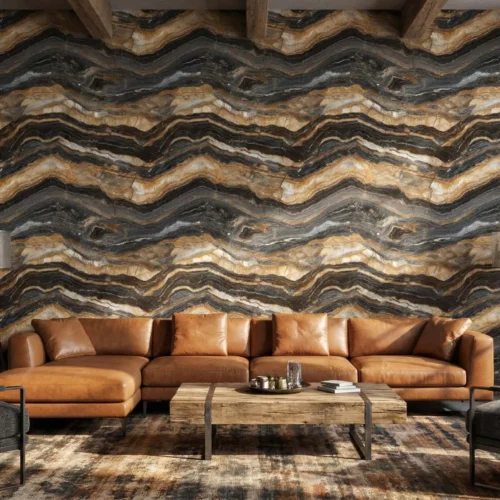 marmerlook behang zwart goud achter cognackleurige bank in woonkamer