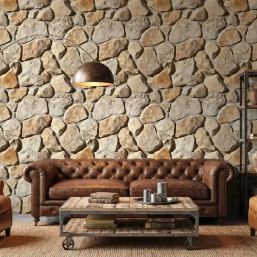 rustiek natuursteen behang met warme aardetinten in de woonkamer