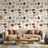 abstract behang met terracotta en grijze vormen achter bank in moderne woonkamer