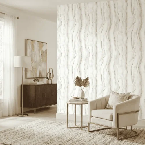 marmerlook behang in crème met gouden aders achter fauteuil in woonkamer