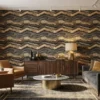 zwart goud marmerlook behang achter bank in stijlvolle woonkamer