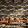 marmerlook behang zwart goud achter cognackleurige bank in woonkamer