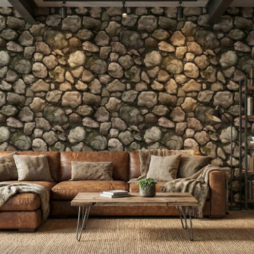 rustiek natuursteen behang met ronde keien achter leren bank in woonkamer