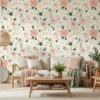 pastel bloemen behang met roze bloesems achter bank in lichte woonkamer