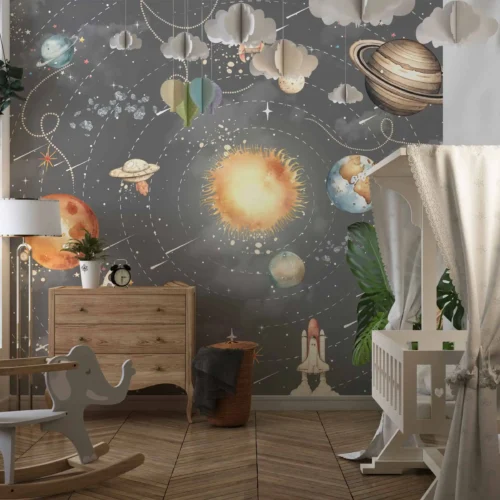 ruimte behang donkergrijs achter wiegje en commode in babykamer