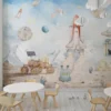 ruimte behang kind kleurig achter kinderstoelen en ronde tafel in kinderkamer