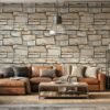 licht zandkleur steenlook behang achter leren bank in industriële woonkamer