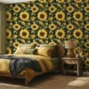 zonnebloemen behang geel-donkergroen achter bed in slaapkamer