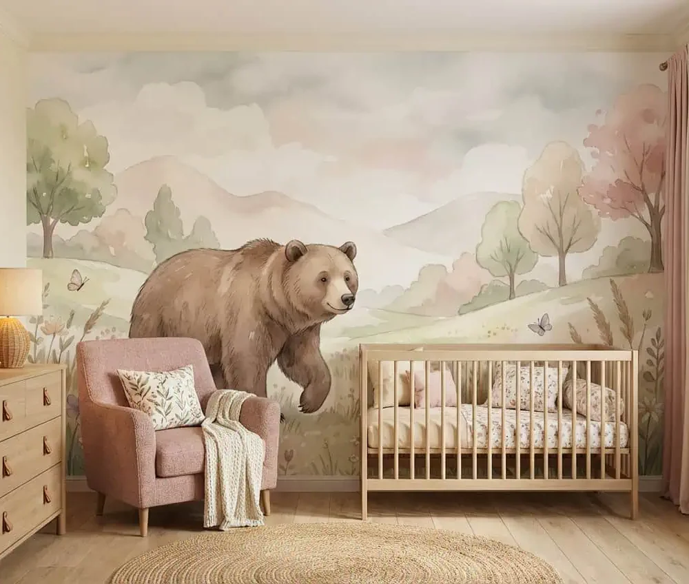 babykamer behang beer in pastel bos achter commode en wiegje in babykamer