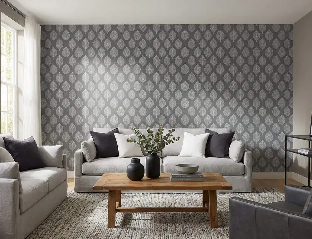 bladeren behang grijs achter bank en salontafel in woonkamer